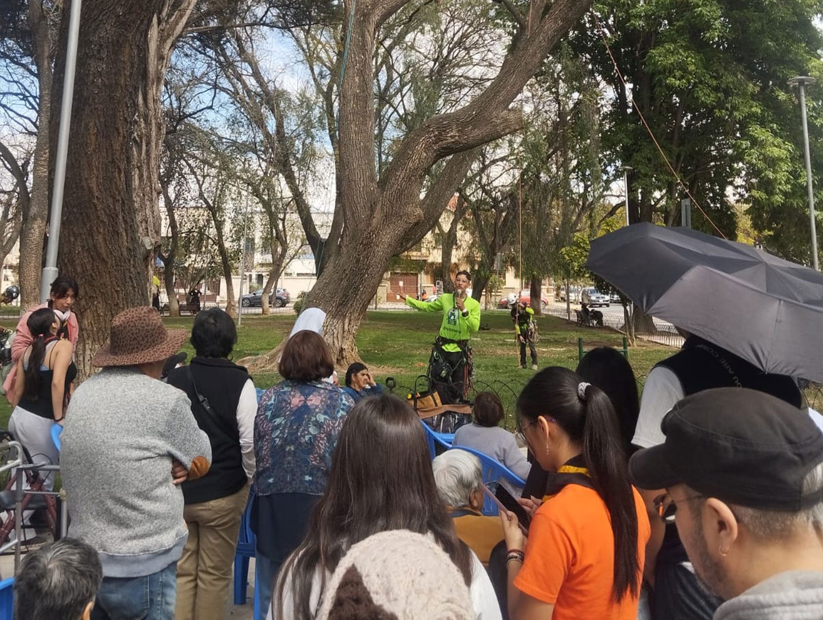 Integrantes del colectivo trabajando en la recuperación y cuidado de áreas verdes en Cochabamba